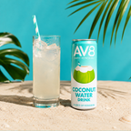 AV8 Original Kokoswasser-Drink in ein Glas mit Eis gegossen – kalorienarmes, natürliches Erfrischungsgetränk ohne Zuckerzusatz