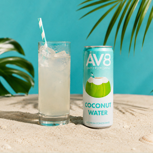 AV8 Original Kokoswasser-Drink in ein Glas mit Eis gegossen – kalorienarmes, natürliches Erfrischungsgetränk ohne Zuckerzusatz