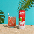 AV8 Wassermelone Kokoswasser in ein Glas mit Eis gegossen – erfrischendes, ballaststoffreiches Sommergetränk ohne Zuckerzusatz