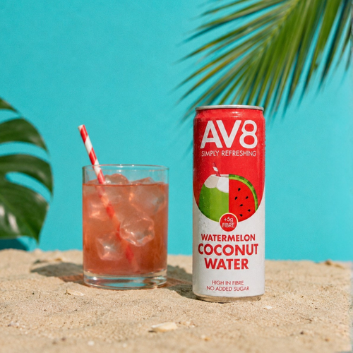 AV8 Wassermelone Kokoswasser in ein Glas mit Eis gegossen – erfrischendes, ballaststoffreiches Sommergetränk ohne Zuckerzusatz